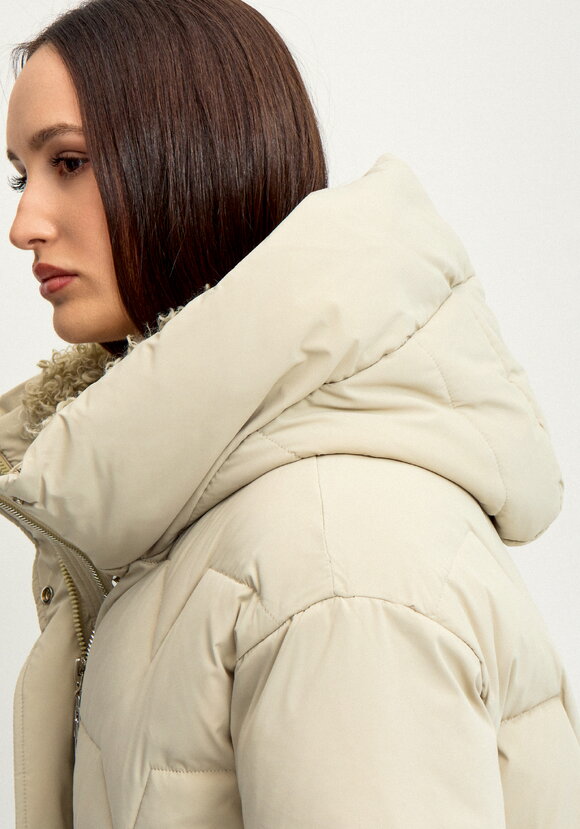 Пальто стеганое с меховой отделкой шир.  580, рис. 16