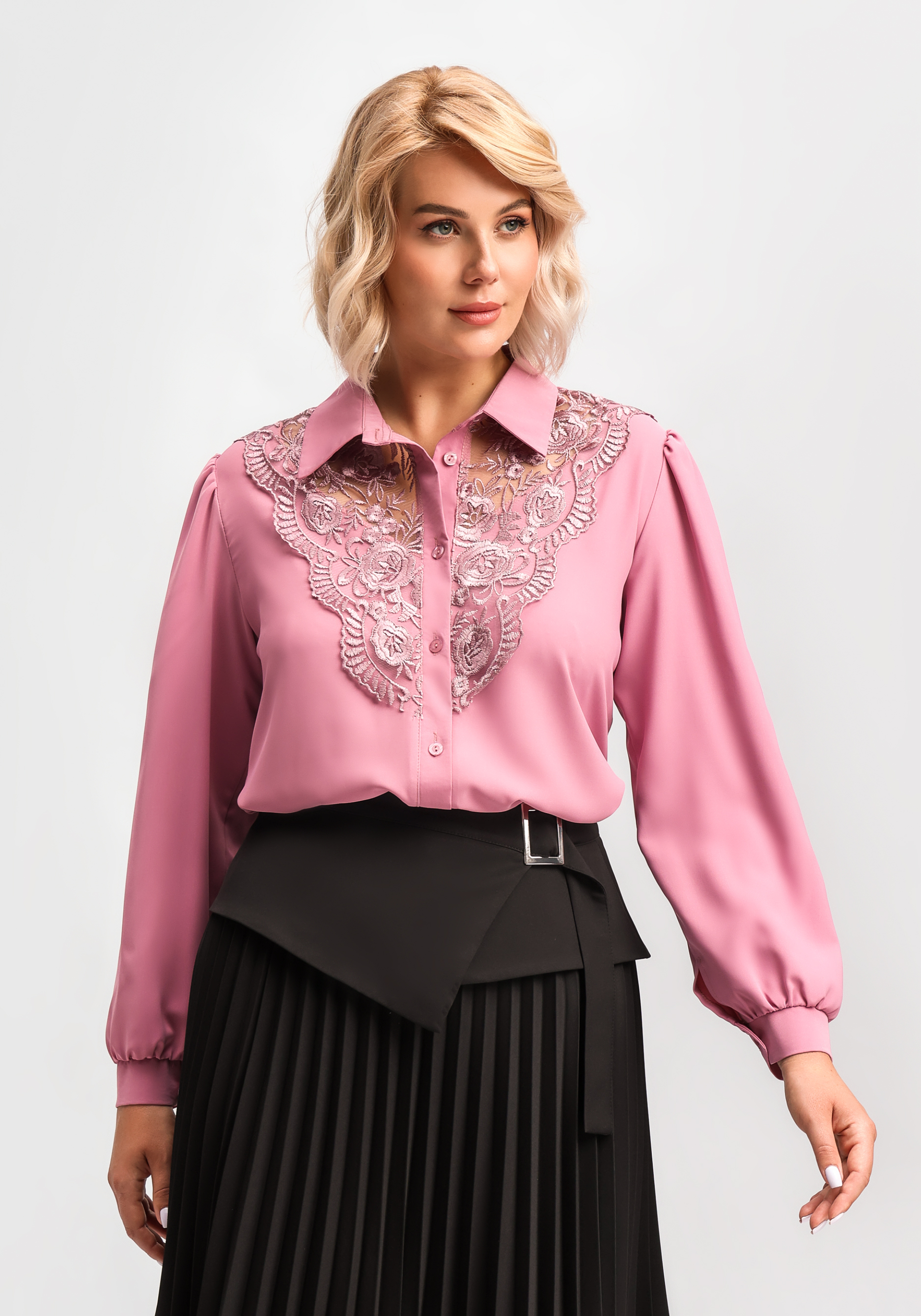 Блуза с кружевной вставкой по груди 2999₽