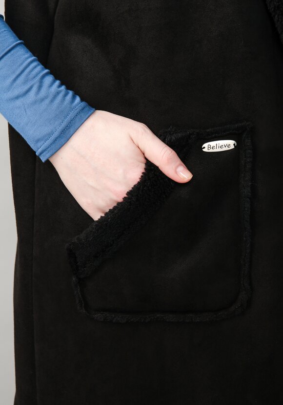 Жилет из экомеха с капюшоном шир.  580, рис. 16