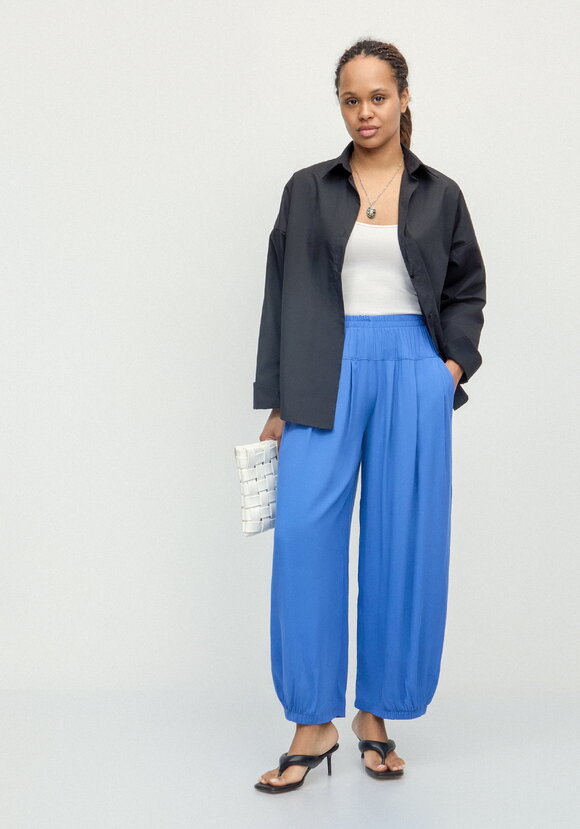 Брюки свободные с эластичной лентой по низу шир.  580, рис. 25