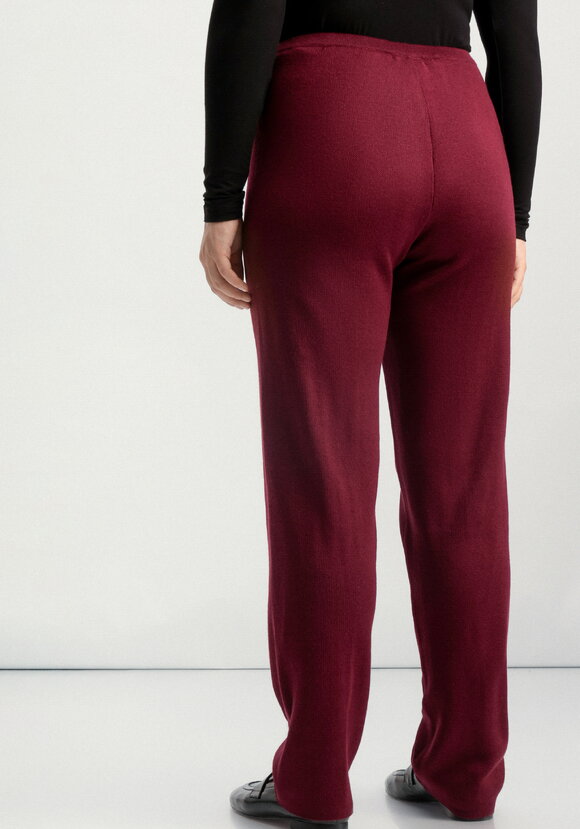 Брюки прямые зауженные книзу на резинке шир.  580, рис. 30