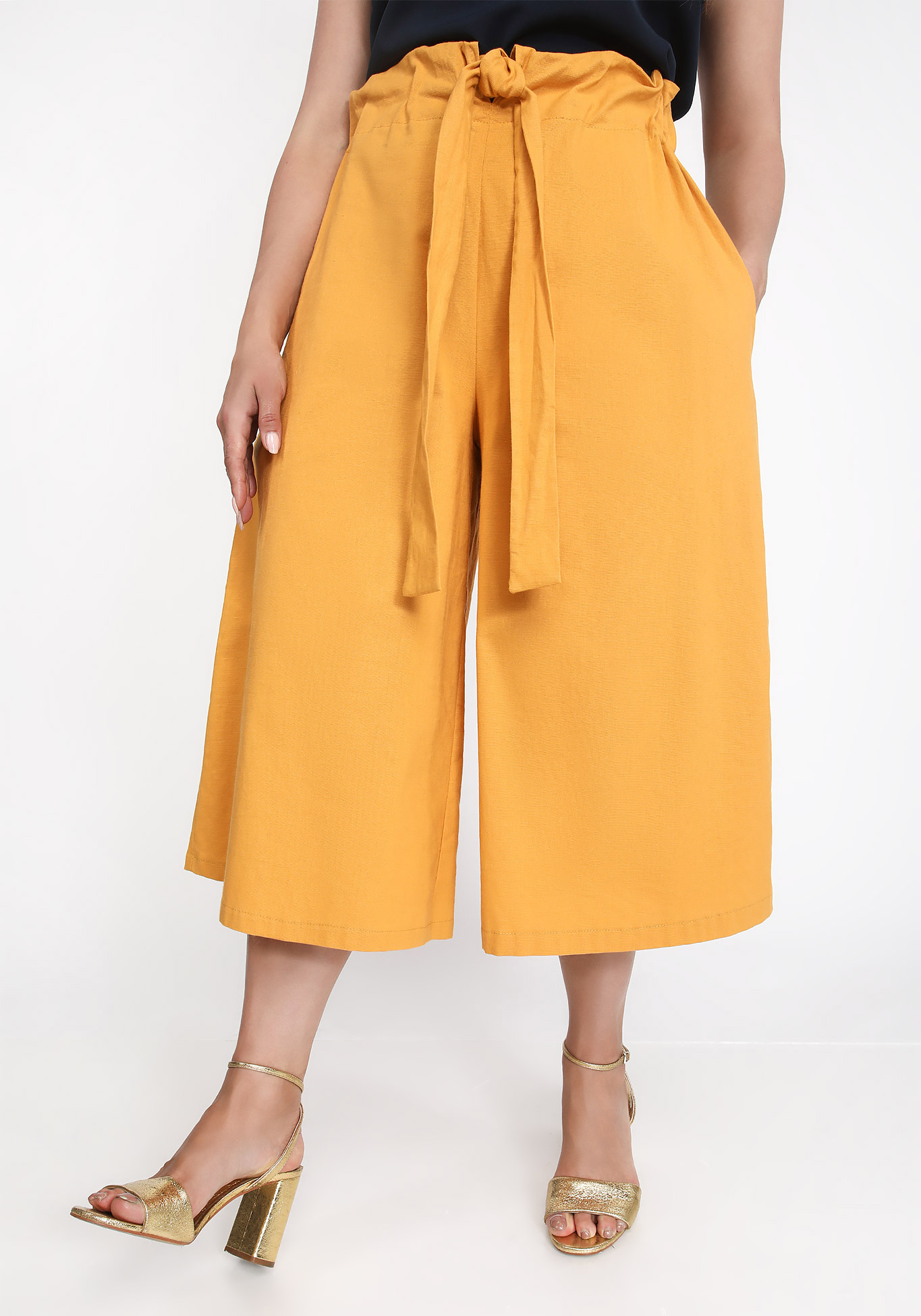 Брюки-кюлоты с поясом и карманами