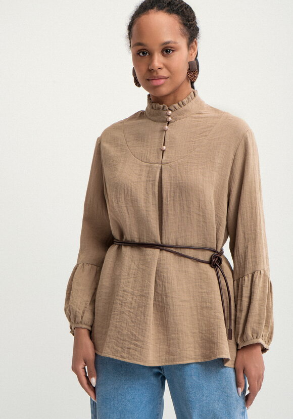 Блуза свободного кроя с рюшей по вороту шир.  580, рис. 15