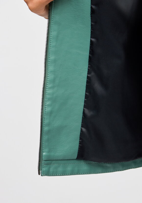 Куртка из премиальной экокожи шир.  580, рис. 14