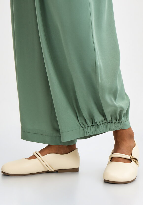 Брюки свободного кроя на резинке по низу шир.  580, рис. 30