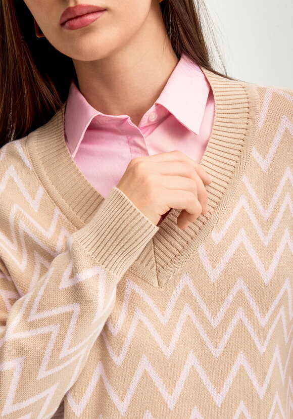 Джемпер c V образным вырезом шир.  580, рис. 5