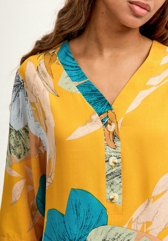 Блуза из штапеля с тропическим принтом шир.  580, рис. 29