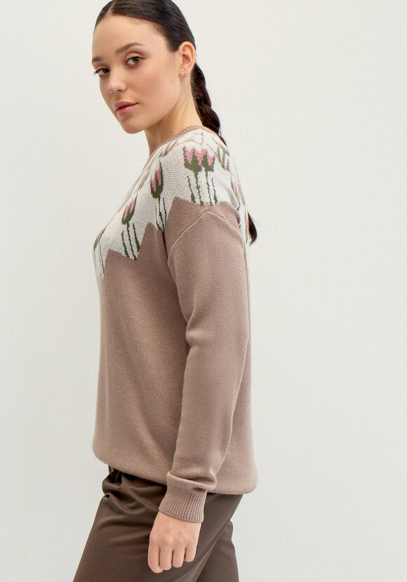 Джемпер с цветочным рисунком по горловине шир.  580, рис. 3