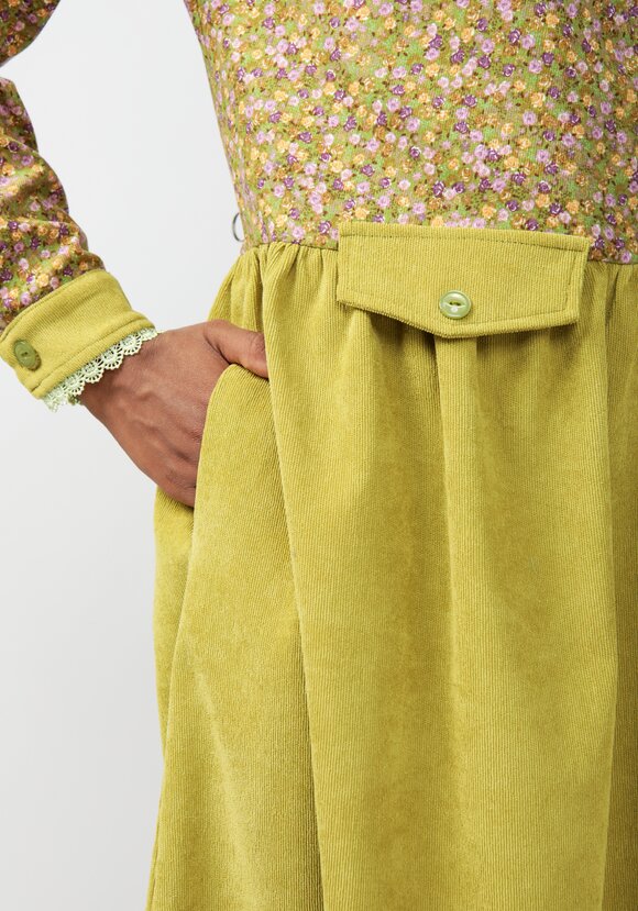 Платье из комбинированной вельветовой ткани шир.  580, рис. 16