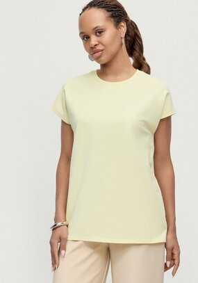 Футболка из трикотажа со спущенным плечом