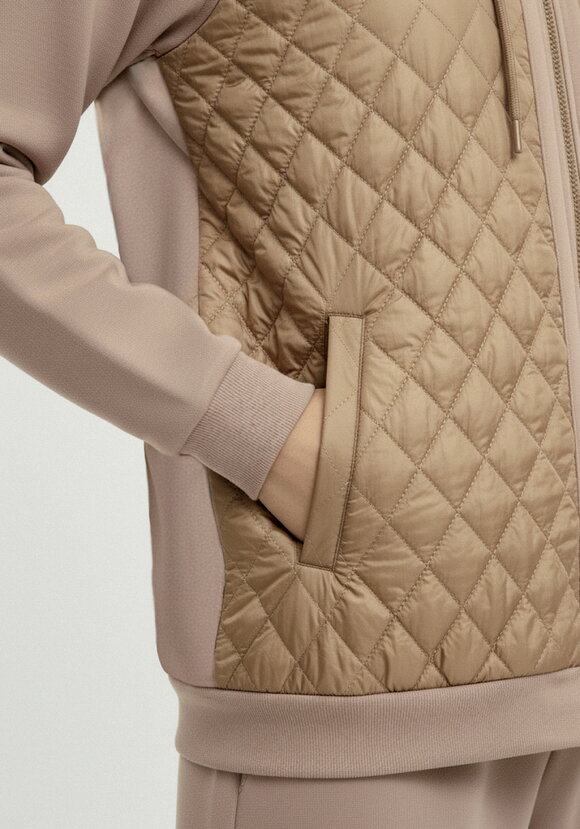 Бомбер с капюшоном из комбинированной ткани шир.  580, рис. 31