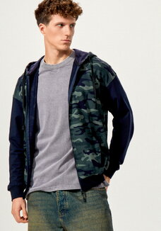 Толстовка с камуфляжным принтом и капюшоном