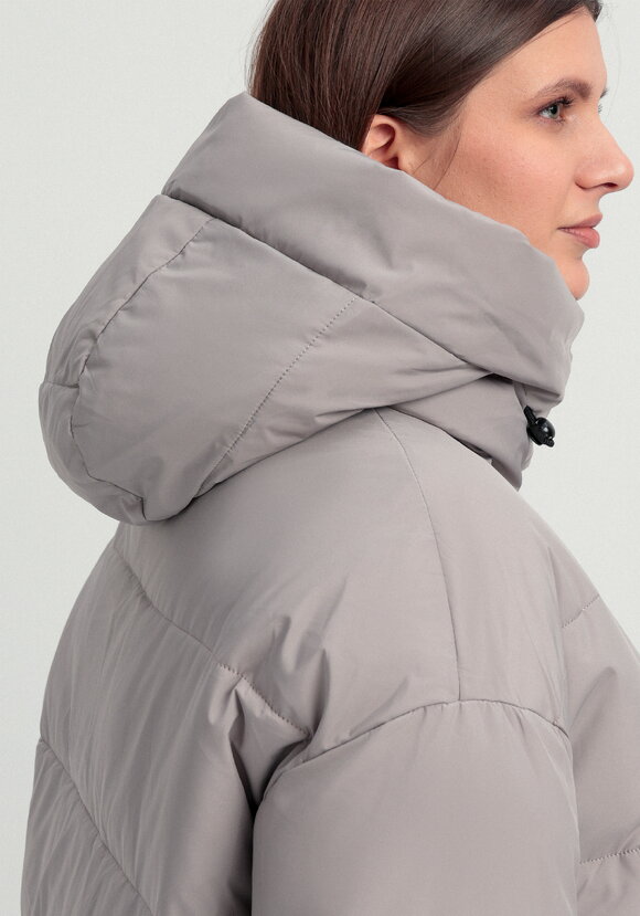 Пуховик стеганый с асимметричными карманами шир.  580, рис. 18