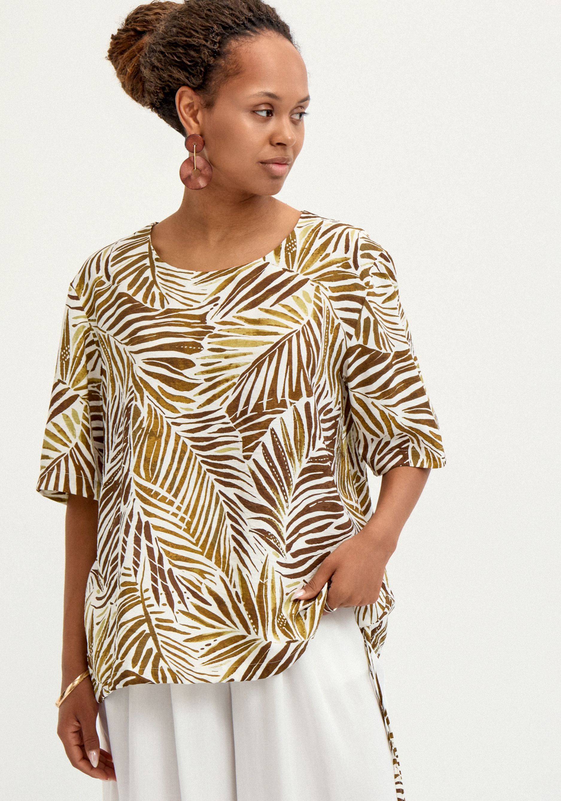 Блуза свободная с коротким рукавом и принтом