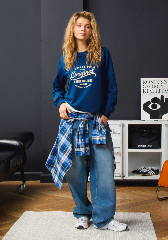 Костюм из брюк и свитшота с принтом на груди шир.  580, рис. 32