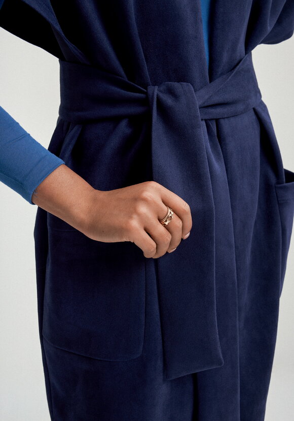 Жилет на запах со спущенным плечом шир.  580, рис. 15