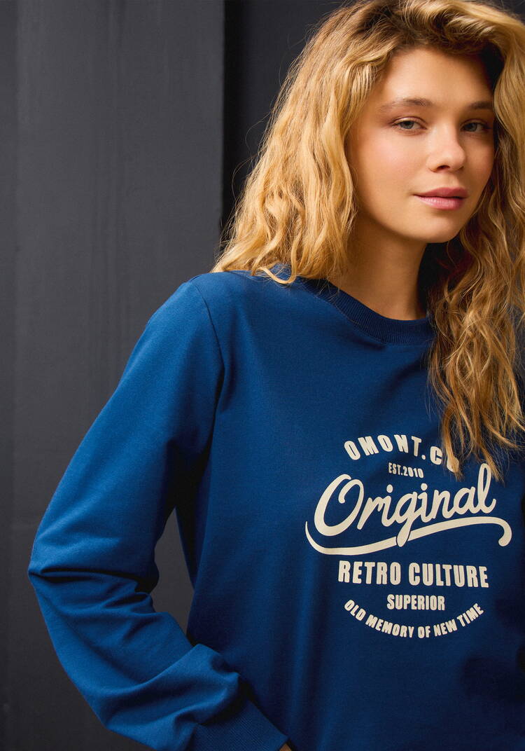 Костюм из брюк и свитшота с принтом на груди шир.  750, рис. 34