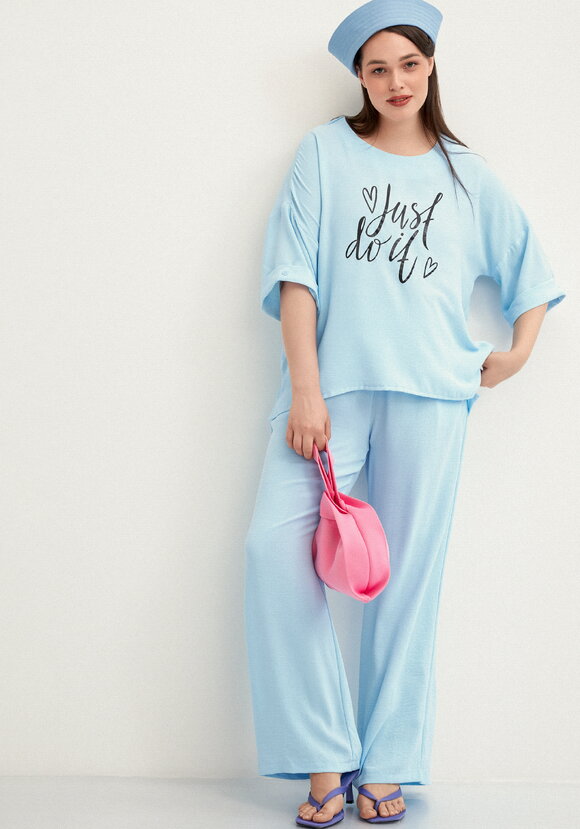 Костюм брючный с лаконичным принтом шир.  580, рис. 1