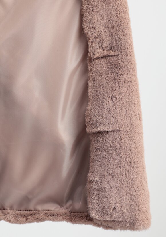 Шуба фактурная с капюшоном и брошью шир.  580, рис. 17