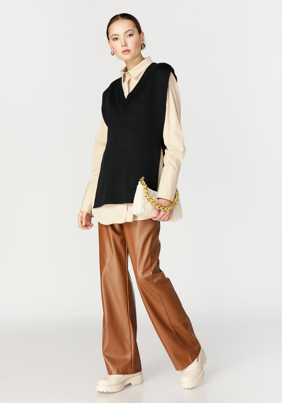 Жилет женский с боковыми хлястиками шир.  580, рис. 1