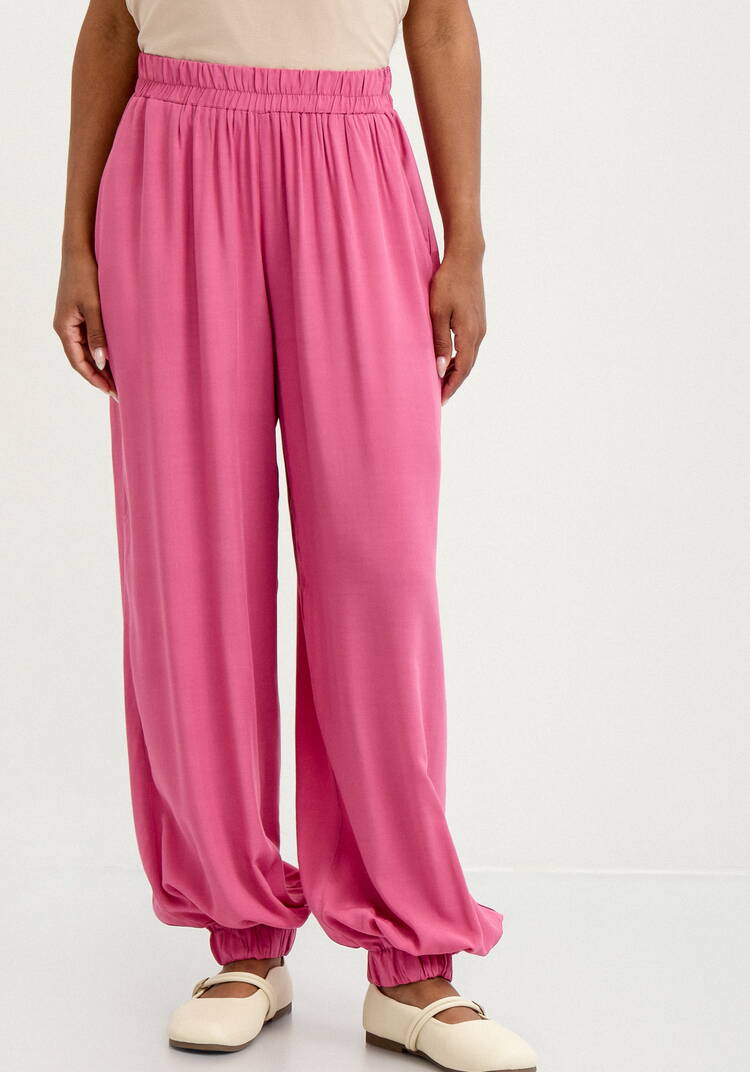 Брюки широкие с карманами на резинке по низу шир.  750, рис. 28