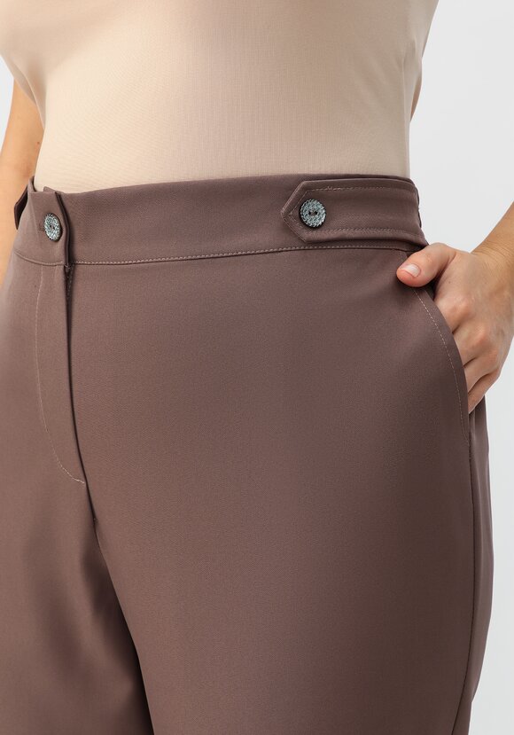 Брюки с декоративными хлястиками шир.  580, рис. 5