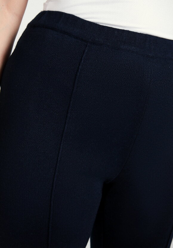 Брюки прямые зауженные книзу на резинке шир.  580, рис. 26