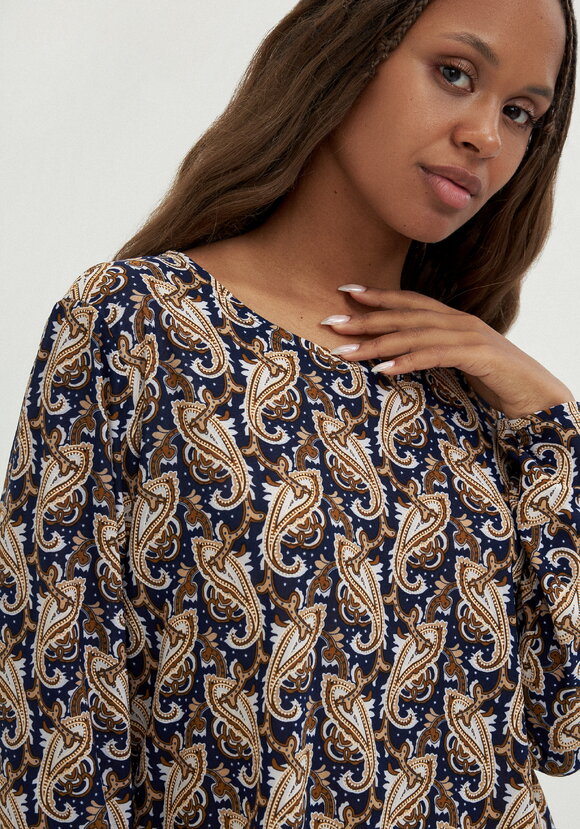 Лонгслив Эмилия шир.  580, рис. 45