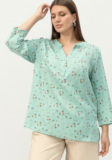 Блуза на пуговицах и разрезами по бокам