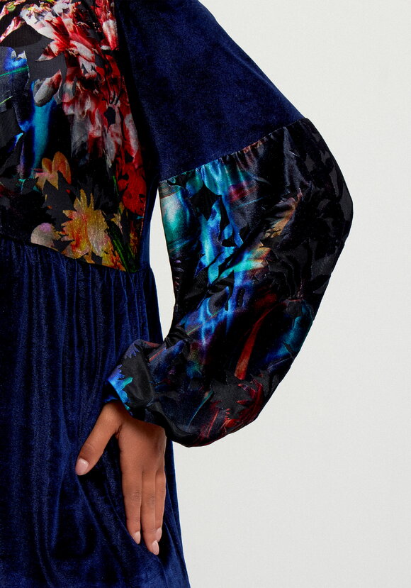 Блуза свободного кроя  с цветочными вставками шир.  580, рис. 14