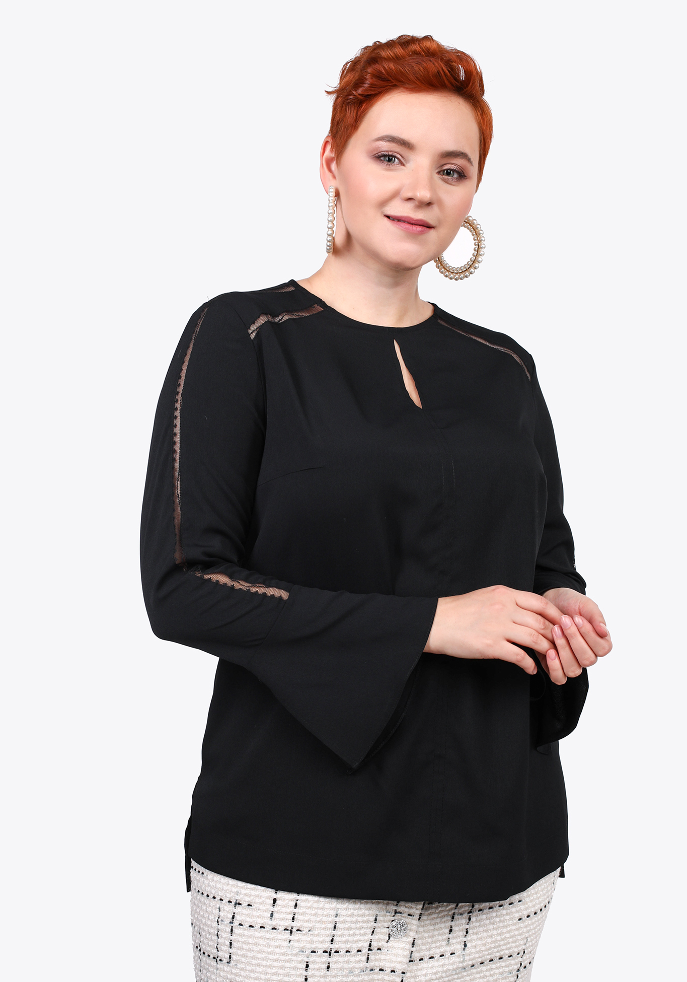 Блуза прямого силуэта с гипюровыми вставками