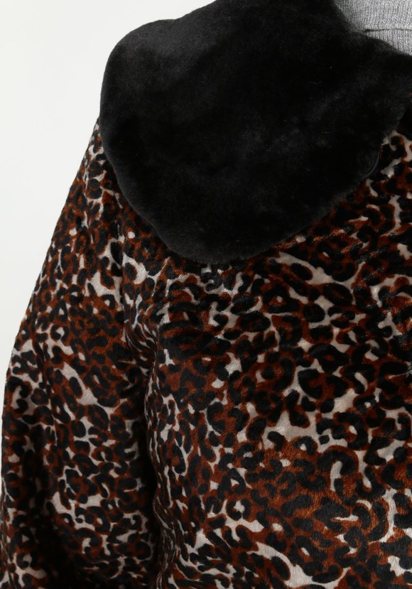 Шуба с контрастными манжетами и воротником шир.  580, рис. 4