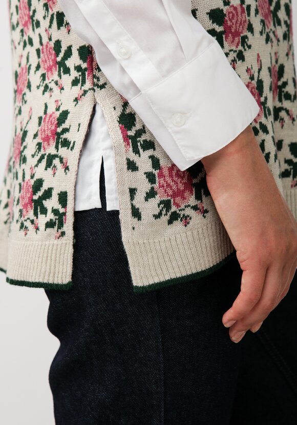 Жилет женский с цветочным рисунком шир.  580, рис. 20