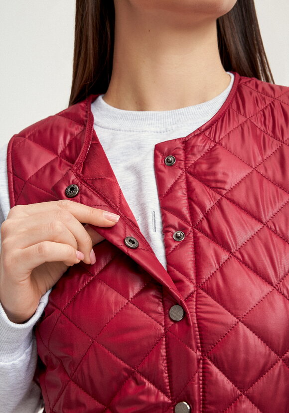 Жилет стёганый с застёжкой на кнопки шир.  580, рис. 26