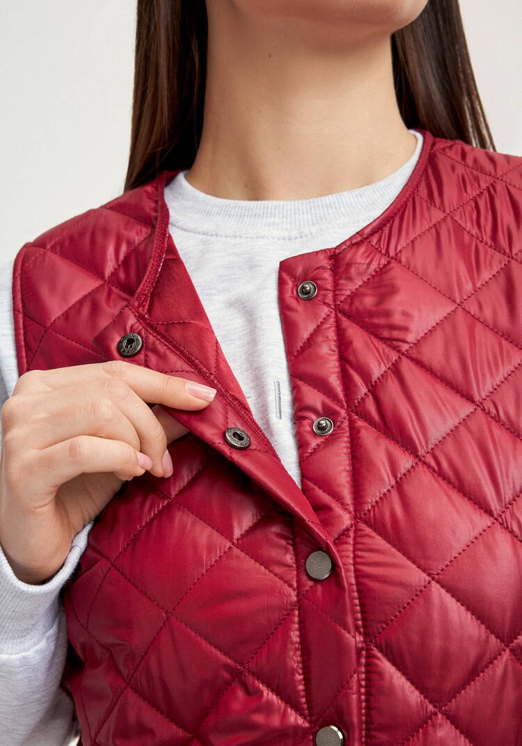 Жилет стёганый с застёжкой на кнопки шир.  750, рис. 26