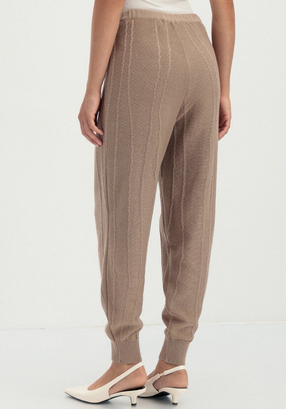 Брюки джоггеры с фактурным рисунком шир.  580, рис. 5