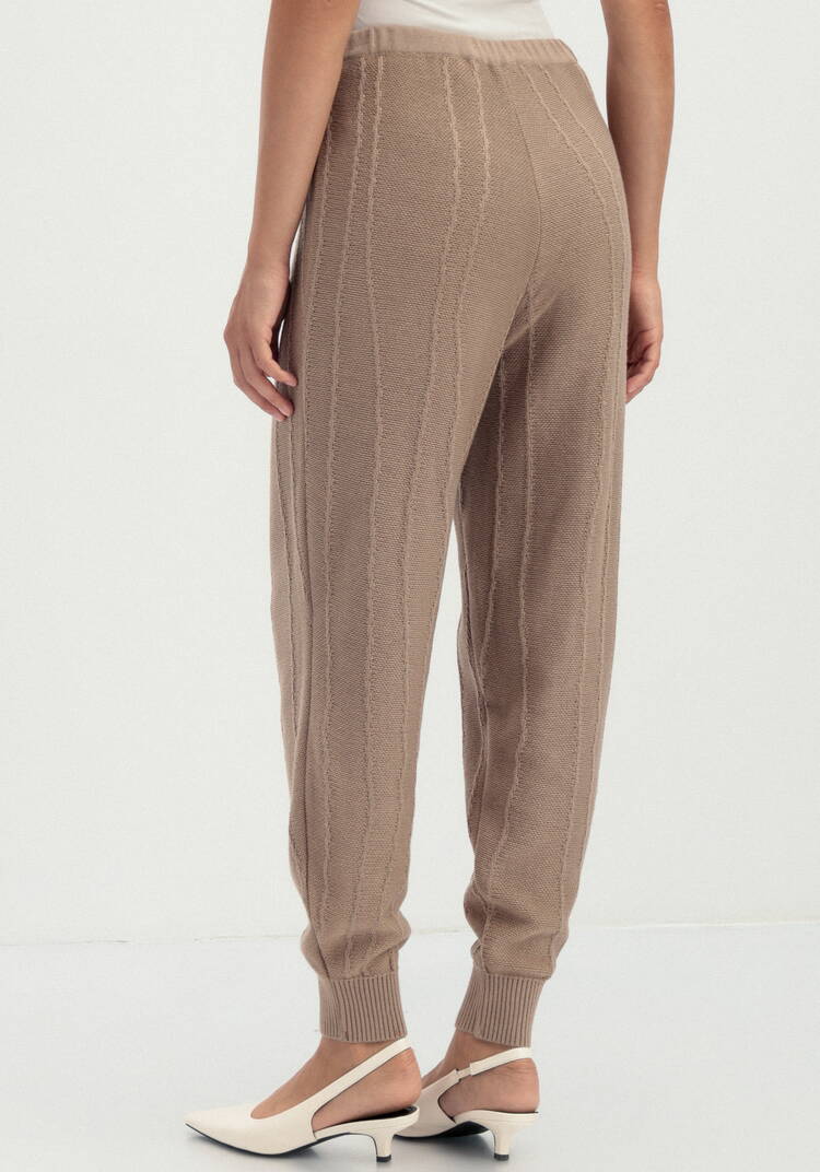 Брюки джоггеры с фактурным рисунком шир.  750, рис. 5