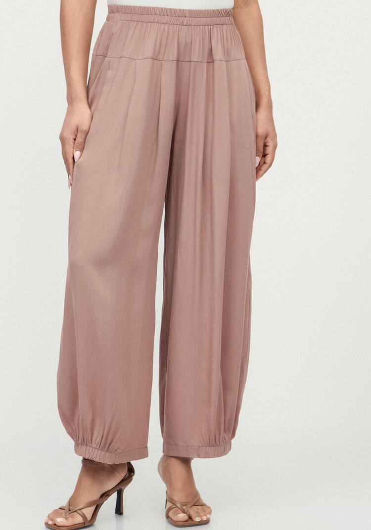 Брюки свободные с эластичной лентой по низу шир.  750, рис. 4