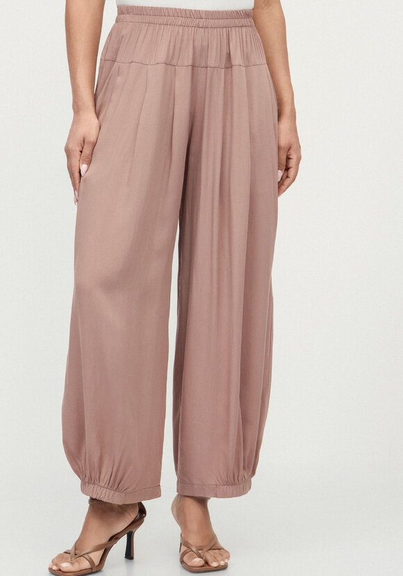 Брюки свободные с эластичной лентой по низу шир.  580, рис. 4