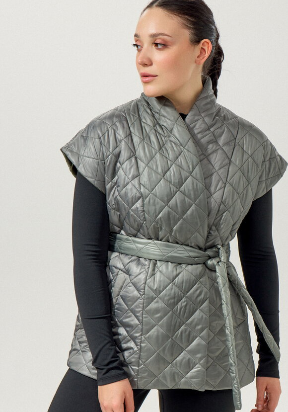 Жилет со спущенным плечом и высоким воротом шир.  580, рис. 9