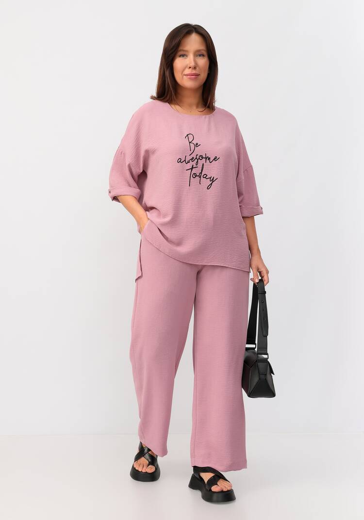 Костюм: брюки и блуза с лаконичным принтом шир.  750, рис. 40