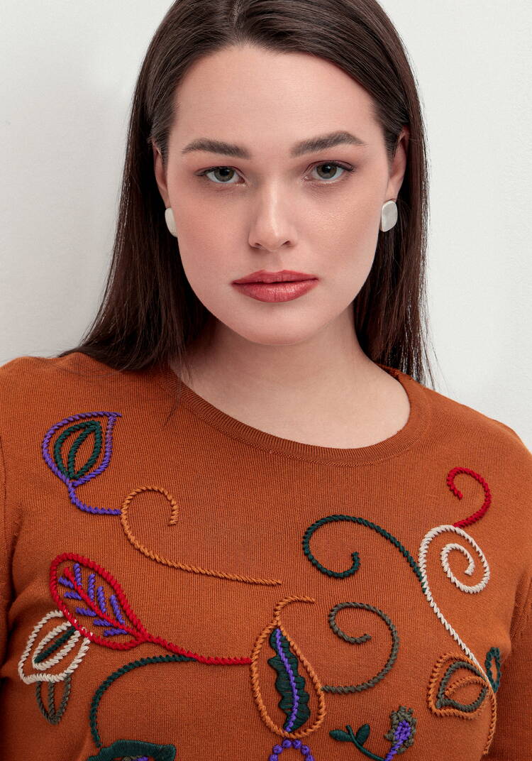 Джемпер с яркой абстрактной вышивкой шир.  750, рис. 26