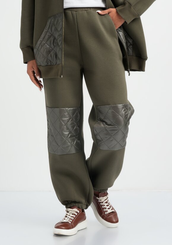 Брюки со вставками из стёганой ткани шир.  580, рис. 23