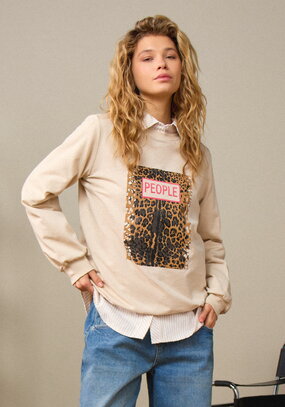 Свитшот с анималистичным принтом на груди