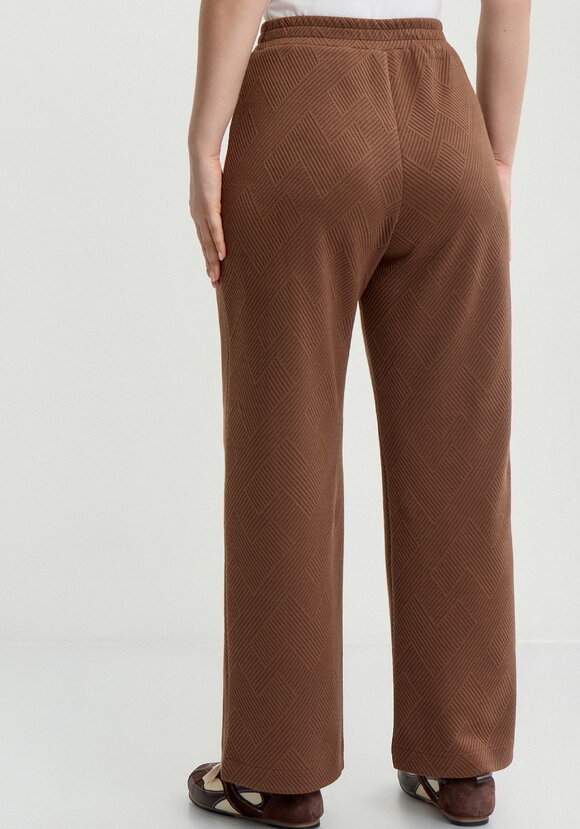 Брюки с фактурным принтом прямые шир.  580, рис. 9