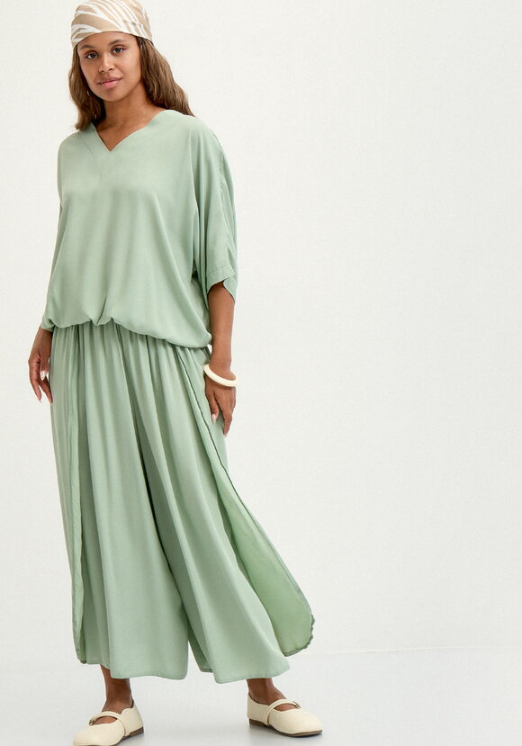 Блуза с V-образным вырезом свободная шир.  580, рис. 23