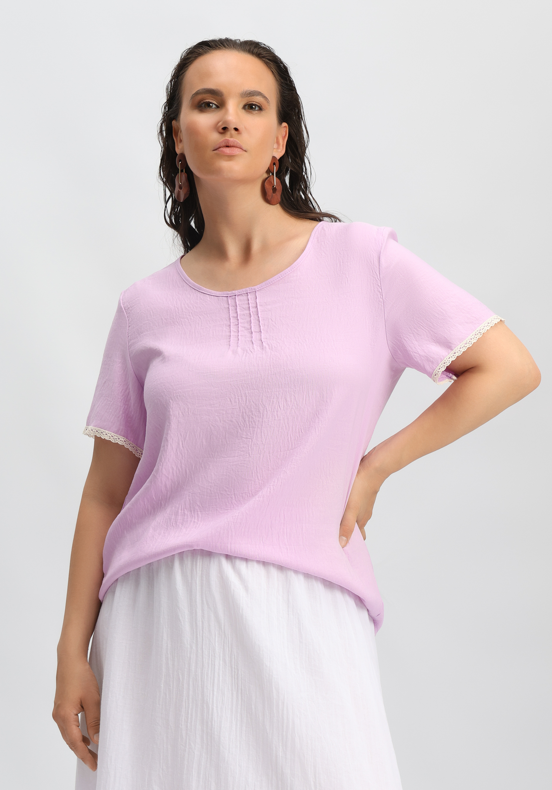 Футболка с кружевными вставками на рукавах