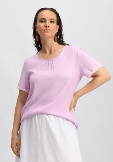 Футболка с кружевными вставками на рукавах