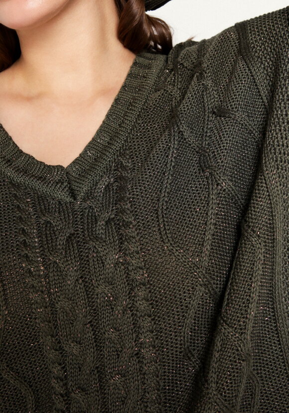 Джемпер с V-образным вырезом и косами шир.  580, рис. 31