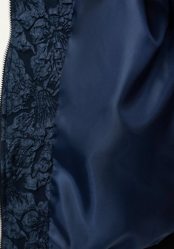 Бомбер из ткани с жаккардовым узором шир.  580, рис. 6